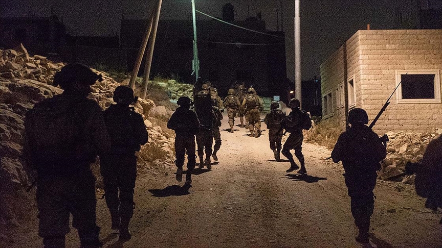 İsrail Güçleri Batı Şeria’da 2 Filistinliyi Yaraladı, 7’sini Gözaltına Aldı