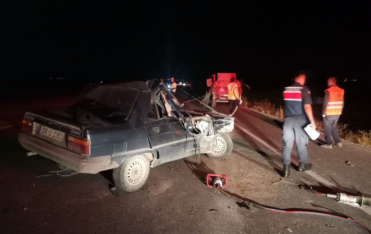 Traktöre Çarpan Otomobilde 1 Kişi Öldü, 4 Kişi Yaralandı