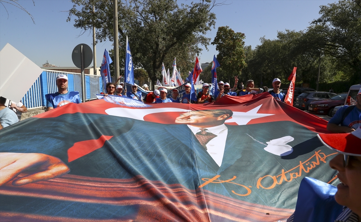 Eğitim-İş Öğretmenlerle İlgili Bazı Düzenlemelerin Geri Çekilmesi Talebiyle Yürüyüş Düzenledi