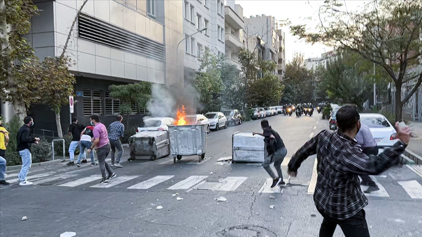 İran Üniversitelerinde Protesto Gösterileri Devam Ediyor