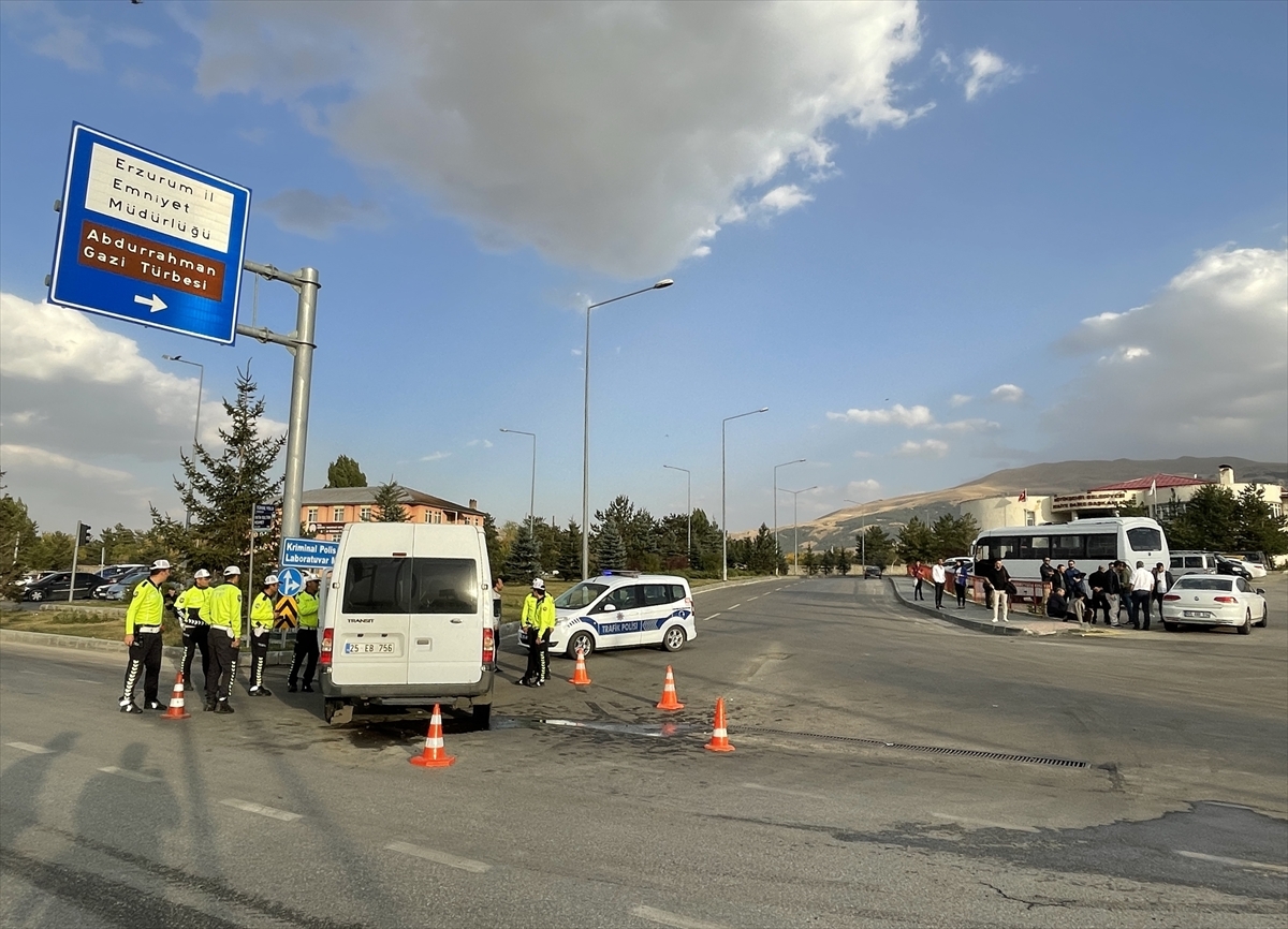 Erzurum'da Servis Araçları Çarpıştı