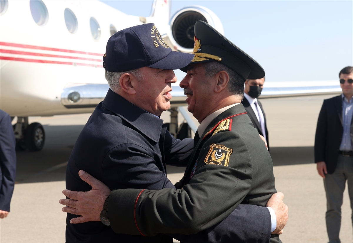 Milli Savunma Bakanı Akar'a Azerbaycan'da 