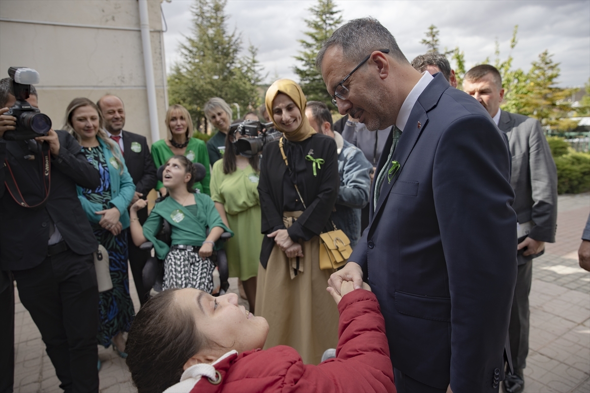 Bakan Kasapoğlu, Serebral Palsili Çocuklarla Bir Araya Geldi