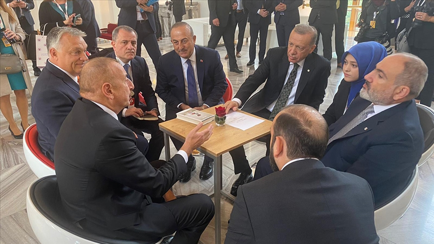 Cumhurbaşkanı Erdoğan, AST Toplantısı Öncesi Liderlerle Sohbet Etti