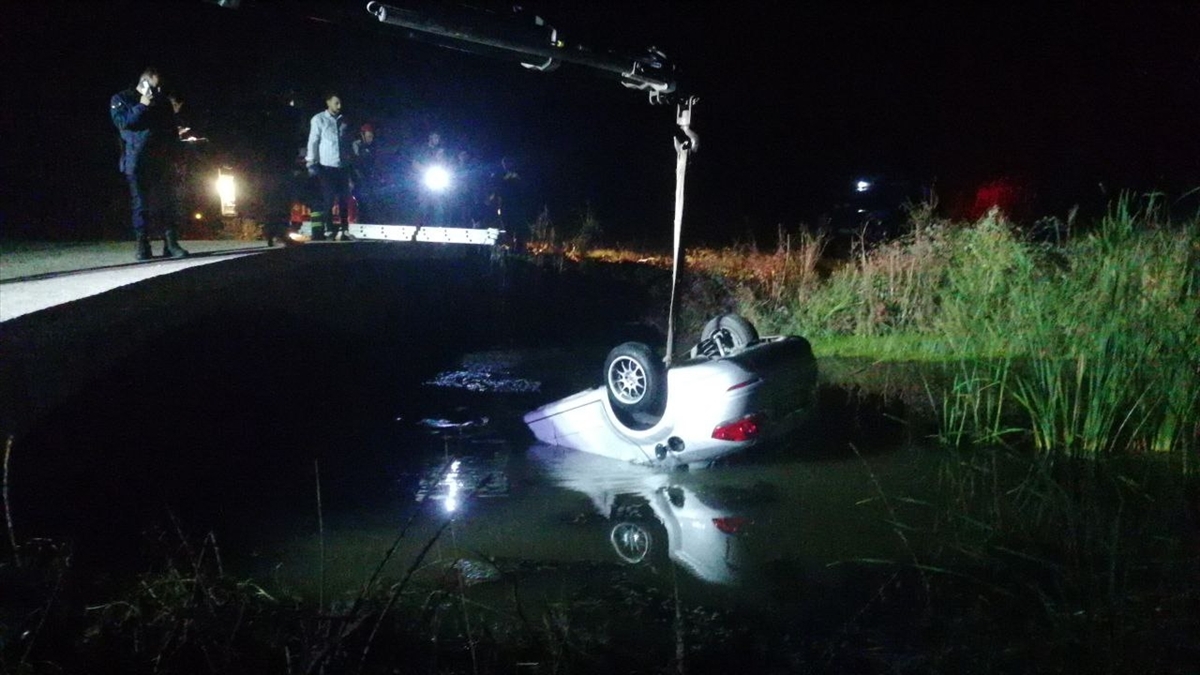 Su Kanalına Devrilen Otomobilde 1 Kişi Hayatını Kaybetti 