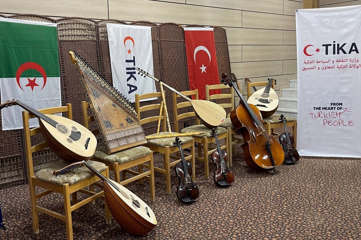 TİKA'dan Cezayir'de Müzik Grubuna Enstrüman Desteği