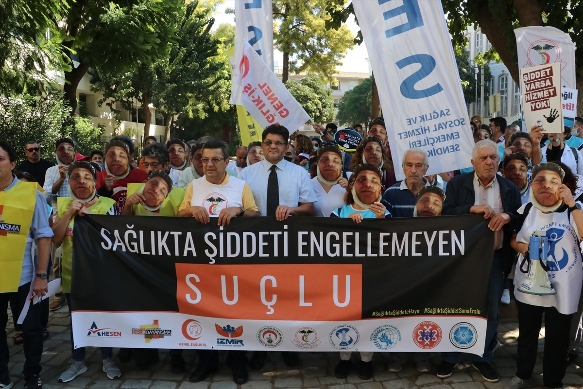 İzmir'de Sağlıkçılar Aile Hekiminin Darbedilmesini Protesto Etti