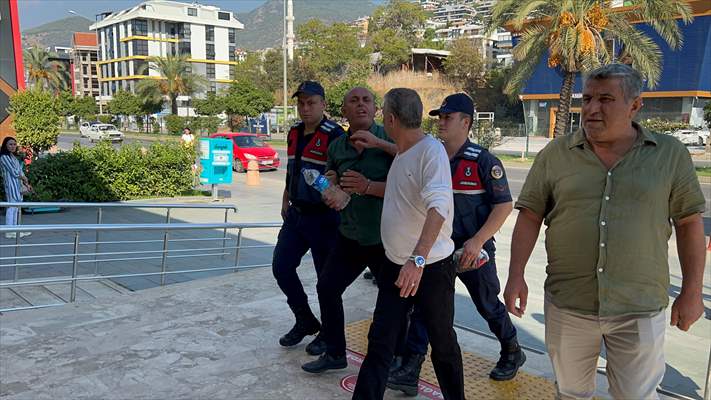Antalya'da Bir Kişi Tartıştığı Oğlunu Silahla Öldürdü