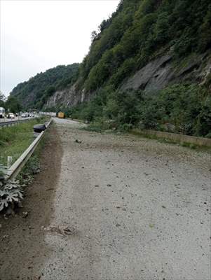 Artvin'de Kara Yolundaki Heyelan Anı Güvenlik Kamerasına Yansıdı