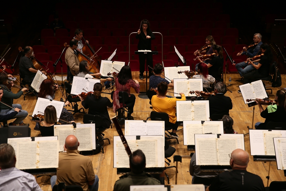 İzmir Devlet Senfoni Orkestrası Yarın Nil Venditti Şefliğinde Sahne Alacak