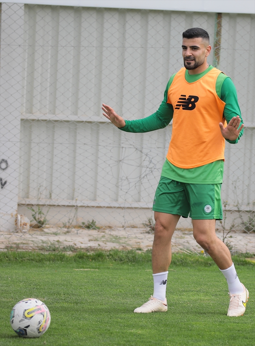 Konyaspor'un Savunma Oyuncusu Adil Demirbağ Rakip Golcülere Geçit Vermiyor