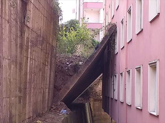 Zonguldak'ta Çöken İstinat Duvarı Apartmana Zarar Verdi