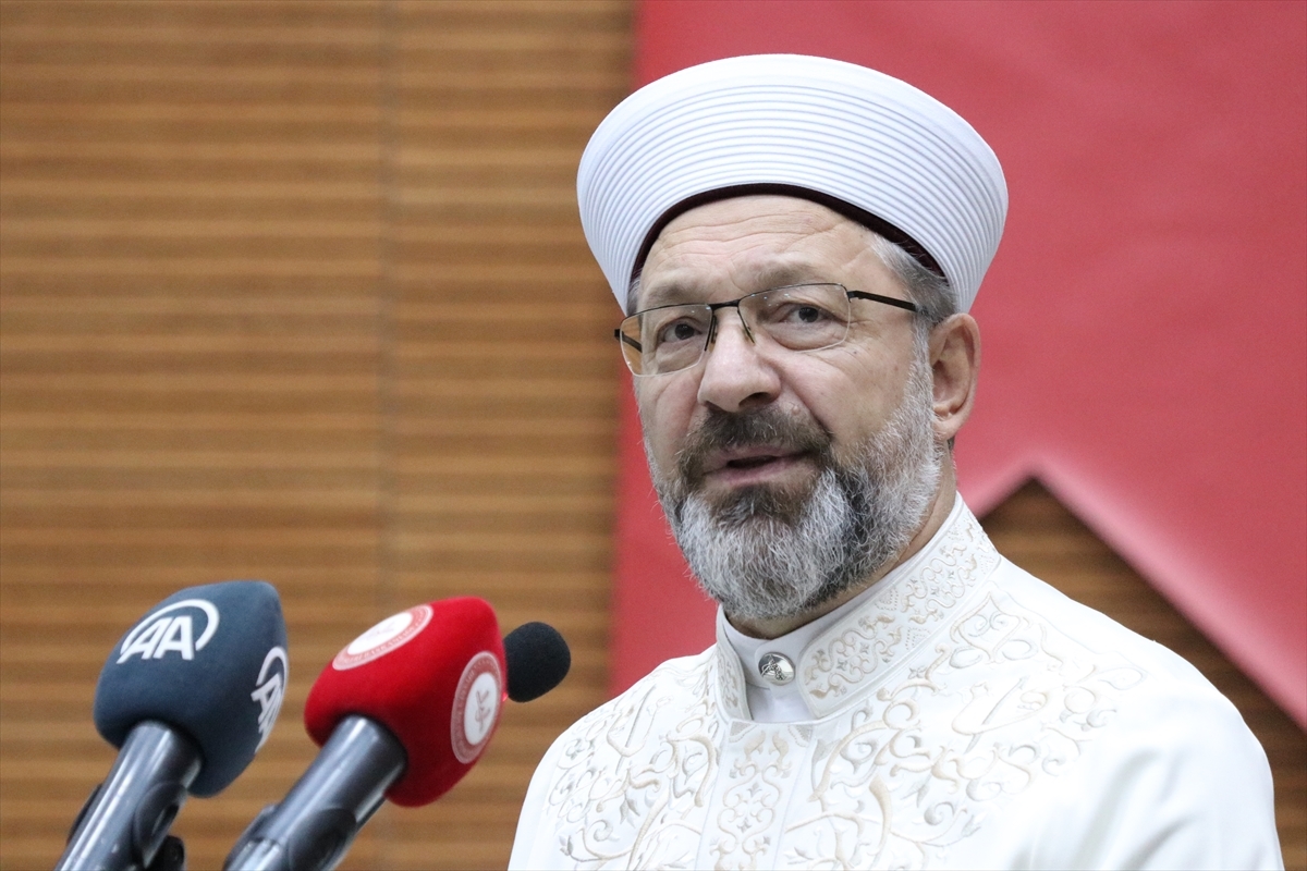 Diyanet İşleri Başkanı Erbaş, Siirt'te Üniversite Öğrencileriyle Bir Araya Geldi