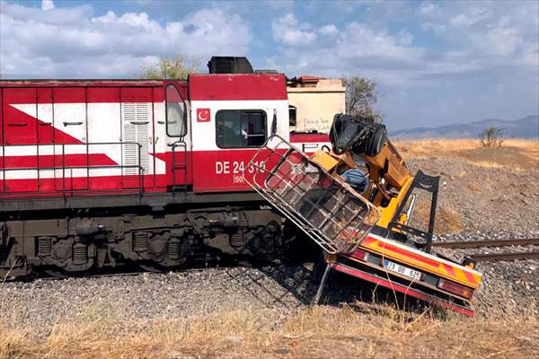 Elazığ'da Yük Treni Mobil Vince Çarptı