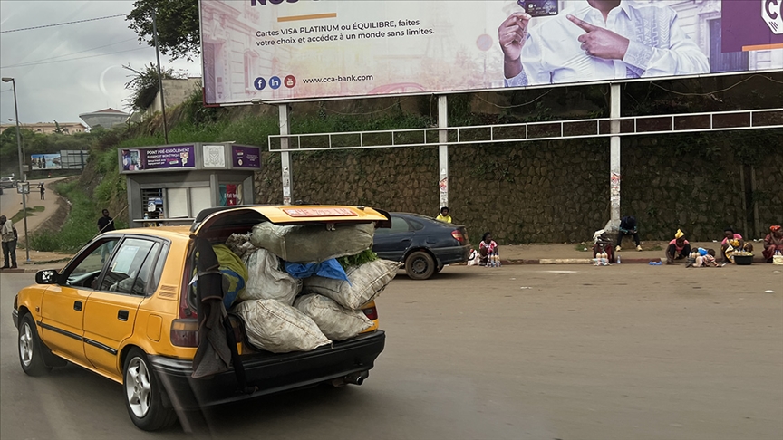 Kamerun’da Külüstür Taksiler Toplu Taşımada “Duraksız” Çalışıyor