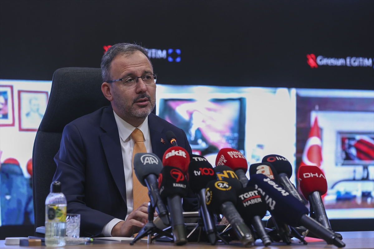 Bakan Kasapoğlu, Mete Gazoz'u Tebrik Etti