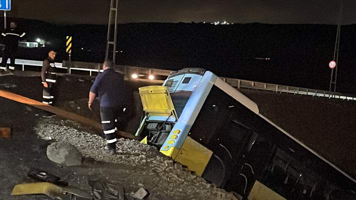 Başakşehir'de Park Halindeyken Kayan İETT Otobüsü Şarampole Devrildi