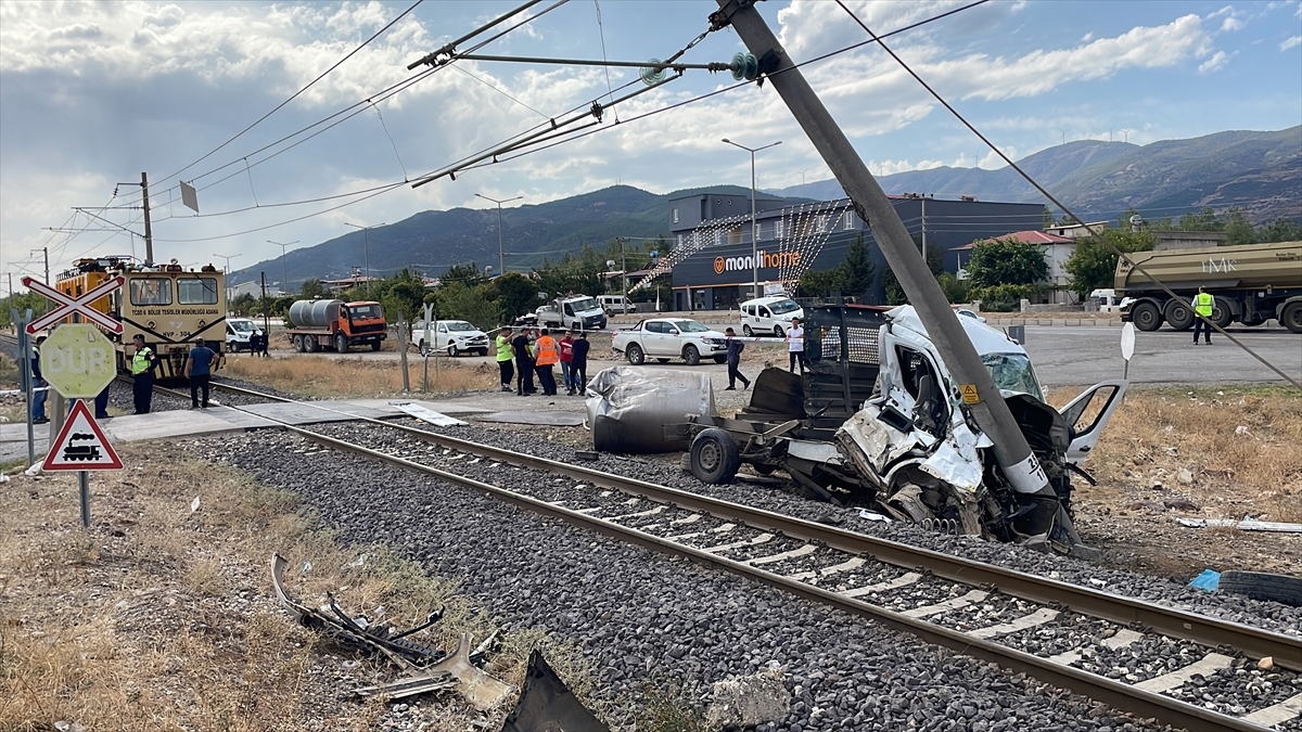 Kahramanmaraş'ta Trenin Çaptığı Kamyonetin Sürücüsü Öldü