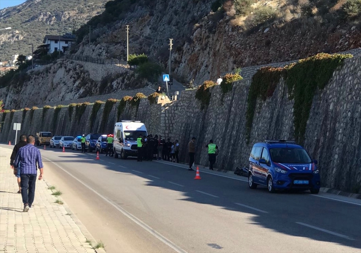 Antalya'da İstinat Duvarına Çarpan Motosikletin Sürücüsü Öldü 