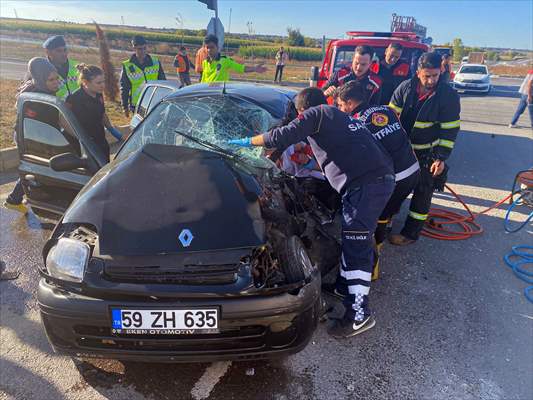 Kırklareli'nde Otomobil İle Hafriyat Kamyonunun Çarpıştığı Kazada 3 Kişi Yaralandı