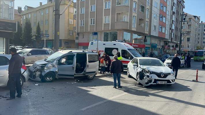 Kocaeli'de 3 Aracın Karıştığı Kazada 1 Kişi Yaralandı