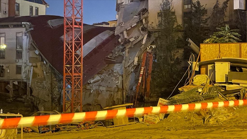 Küçükçekmece'de Tedbir Amaçlı Boşaltılan 3 Katlı Özel Üniversite Binası Çöktü