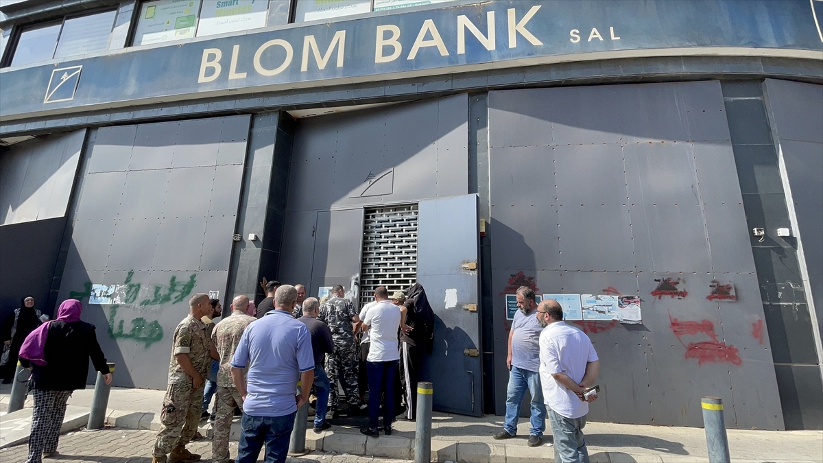 Lübnan’da Parasını Çekemeyen Mudi Banka Çalışanlarını Rehin Aldı