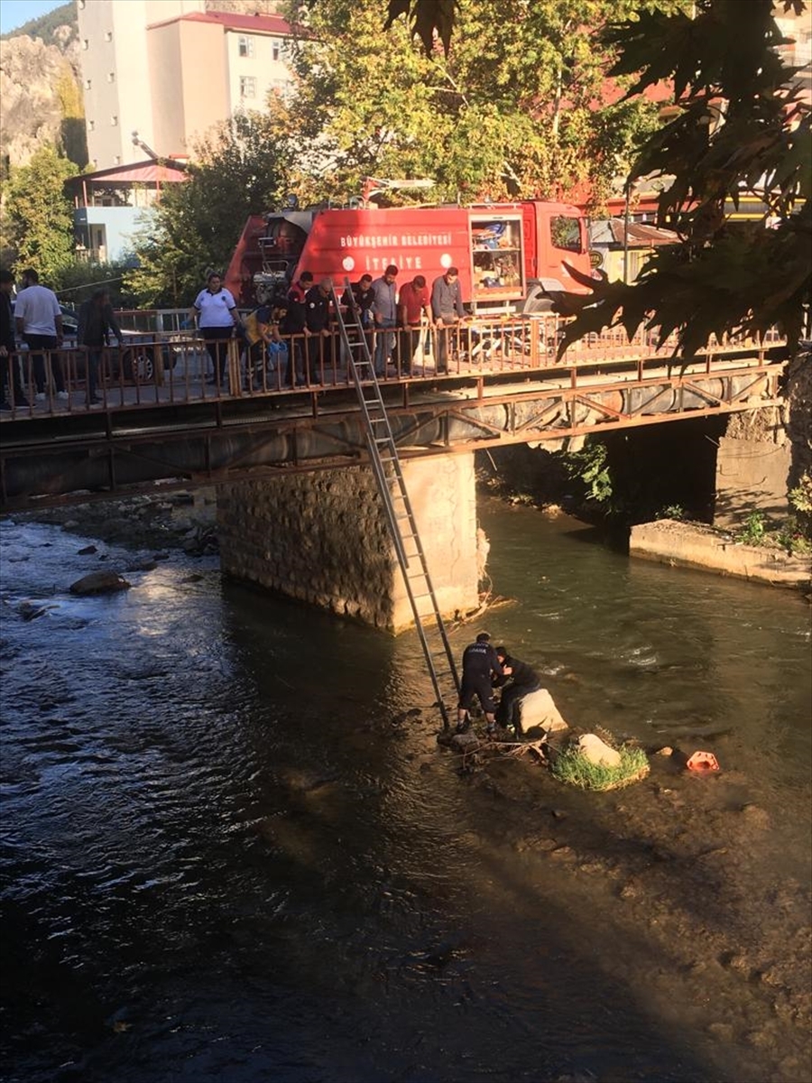 Adana'da Düştüğü Irmakta Yaralı Halde Mahsur Kalan Çocuğu İtfaiyeciler Kurtardı