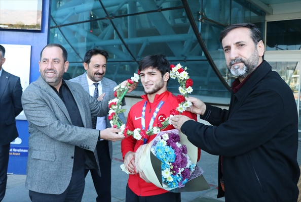 Dünya Üçüncüsü Güreşçi Emrah Ormanoğlu, Erzincan'a Döndü