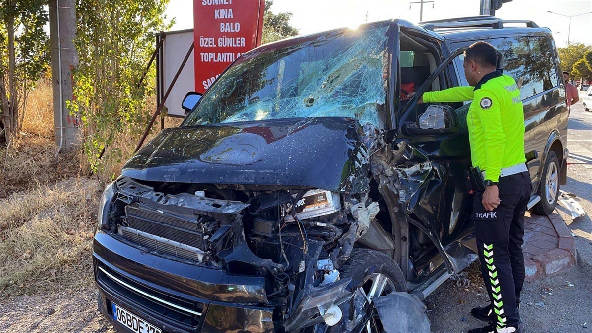 Kırıkkale'de minibüsle kamyonetin çarpışması sonucu 2 kişi yaralandı