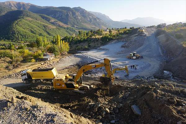 Adana'da Göçük Nedeniyle Ulaşıma Kapanan Yolu Açma Çalışmaları Sürüyor 