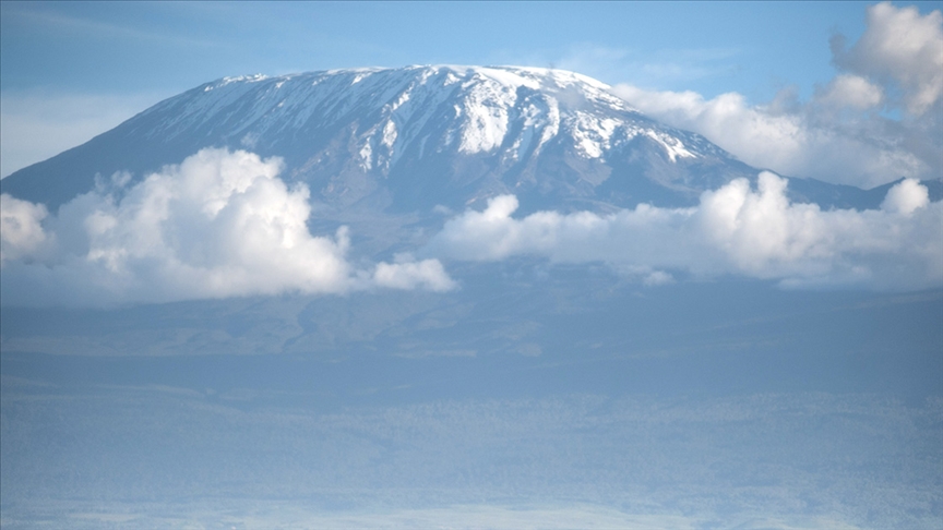 Afrika'nın En Yüksek Dağı Kilimanjaro 6 Gündür Alevlere Teslim