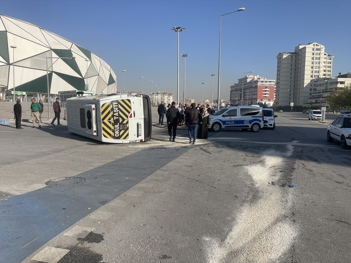 Konya'da Öğrenci Servisi İle Otomobilin Çarpıştığı Kazada 17 Kişi Yaralandı