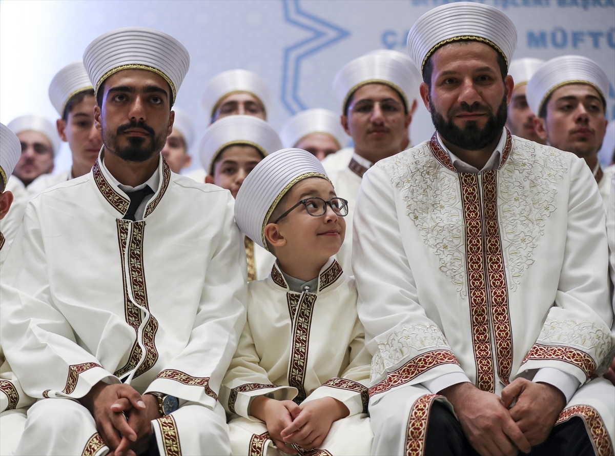 Ankara'da hafızlık kursunu tamamlayan 101 öğrenci icazetini aldı