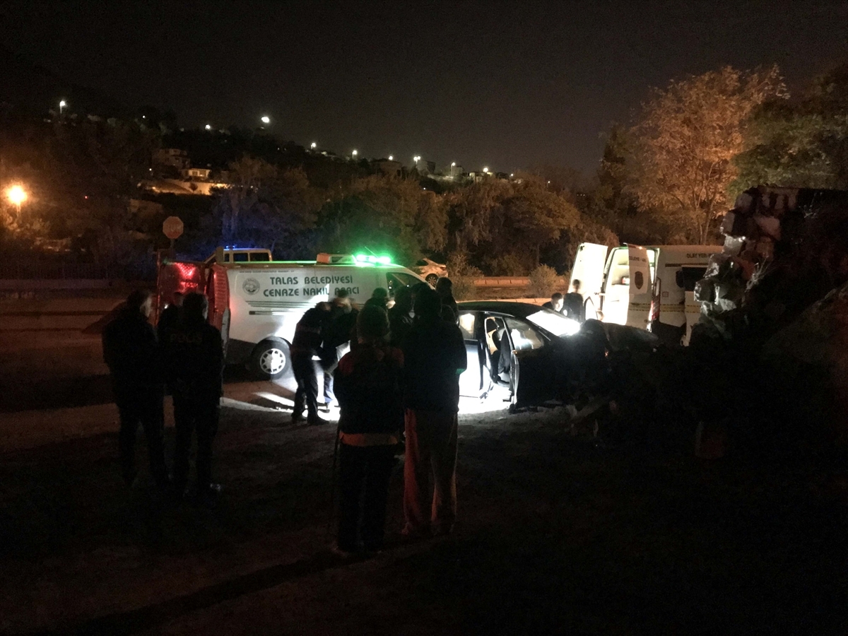 Kayseri'de Otomobilin İstinat Duvarına Çarptığı Kazada 1 Kişi Öldü, 3 Kişi Yaralandı