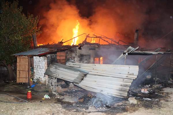 Manisa'da Çıkan Yangında 2 Ev Kullanılamaz Hale Geldi