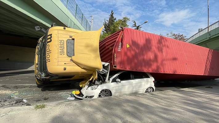 Bakırköy'de Üst Geçide Çarpan Tır, Otomobilin Üzerine Devrildi