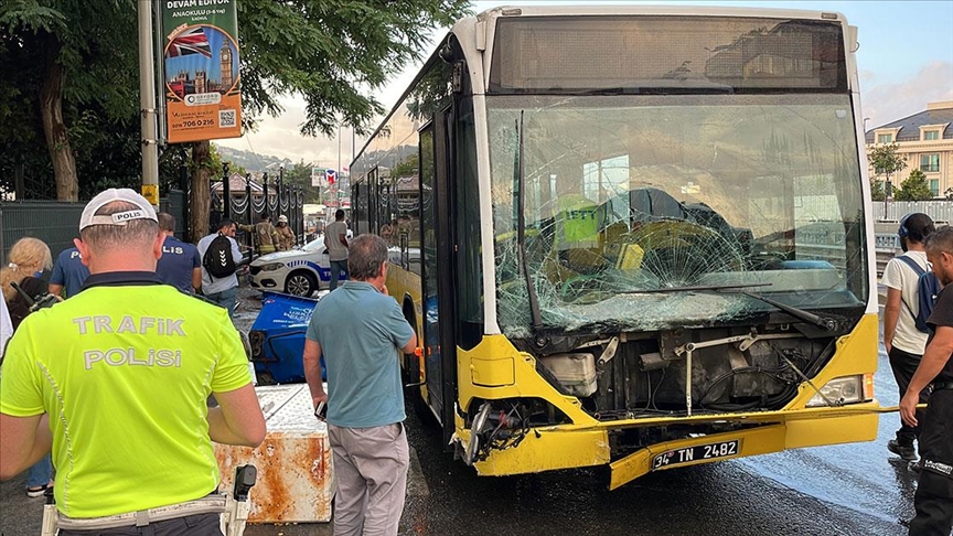 Büyükçekmece'de Şoförü Rahatsızlanan İETT Otobüsü Kaza Yaptı