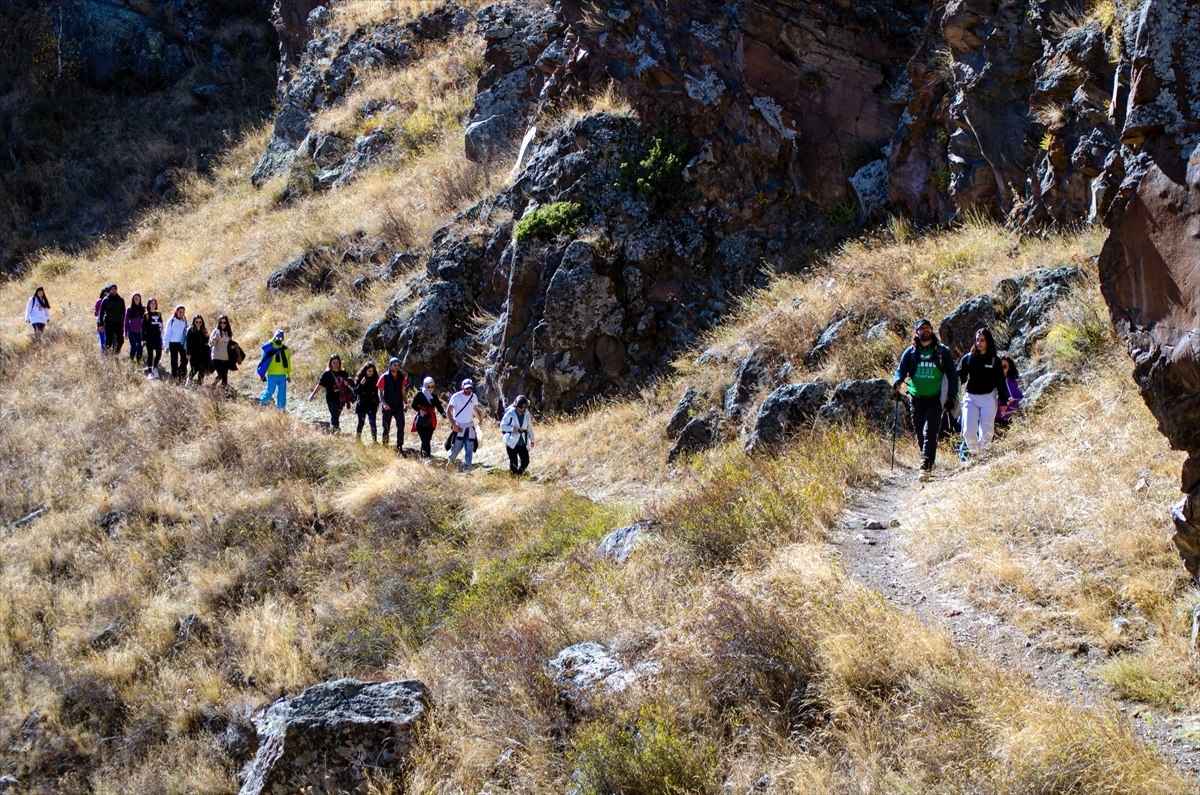 Dağcılar Ardahan'da Kanyonun Zirvesindeki 