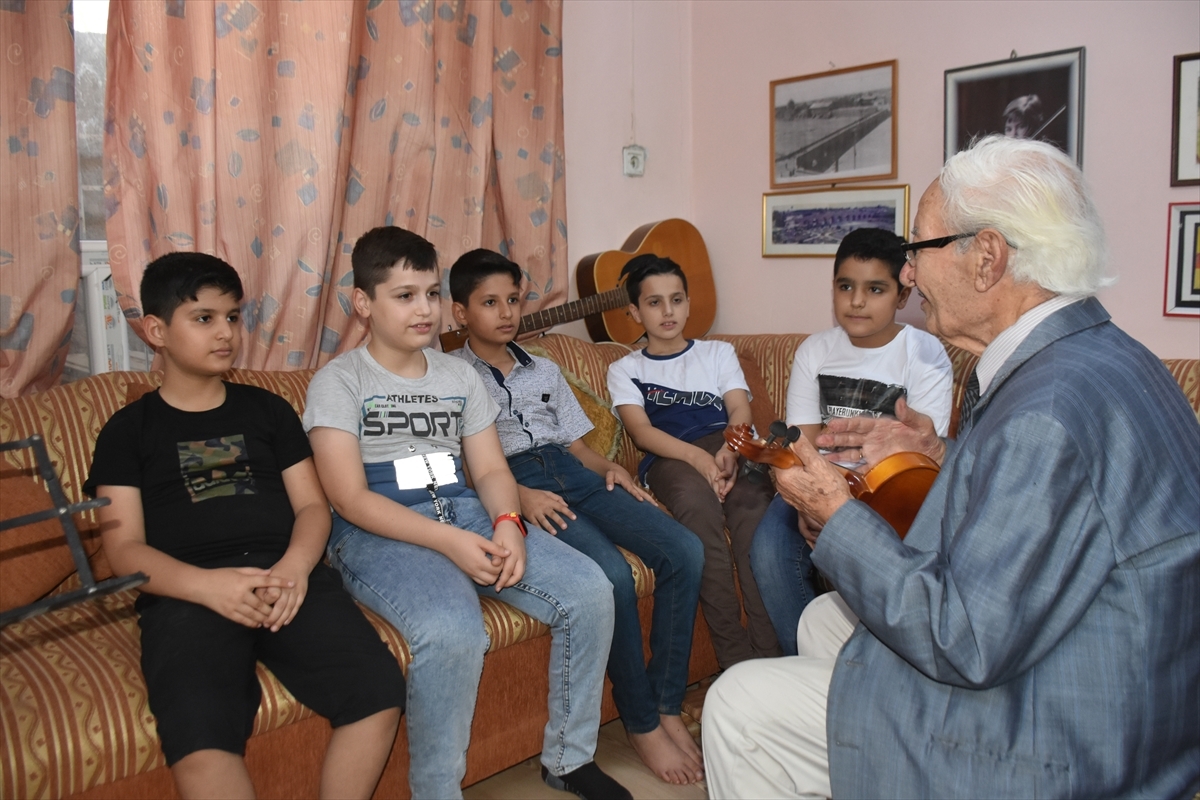Irak'ta Emekli Müzik Öğretmeni Çocuklara Kerkük Türkülerini Sevdiriyor