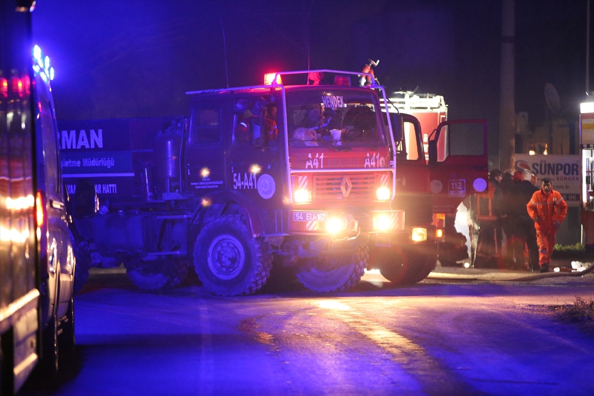 Sakarya'da Sünger Fabrikasında Çıkan Yangın Kontrol Altına Alındı