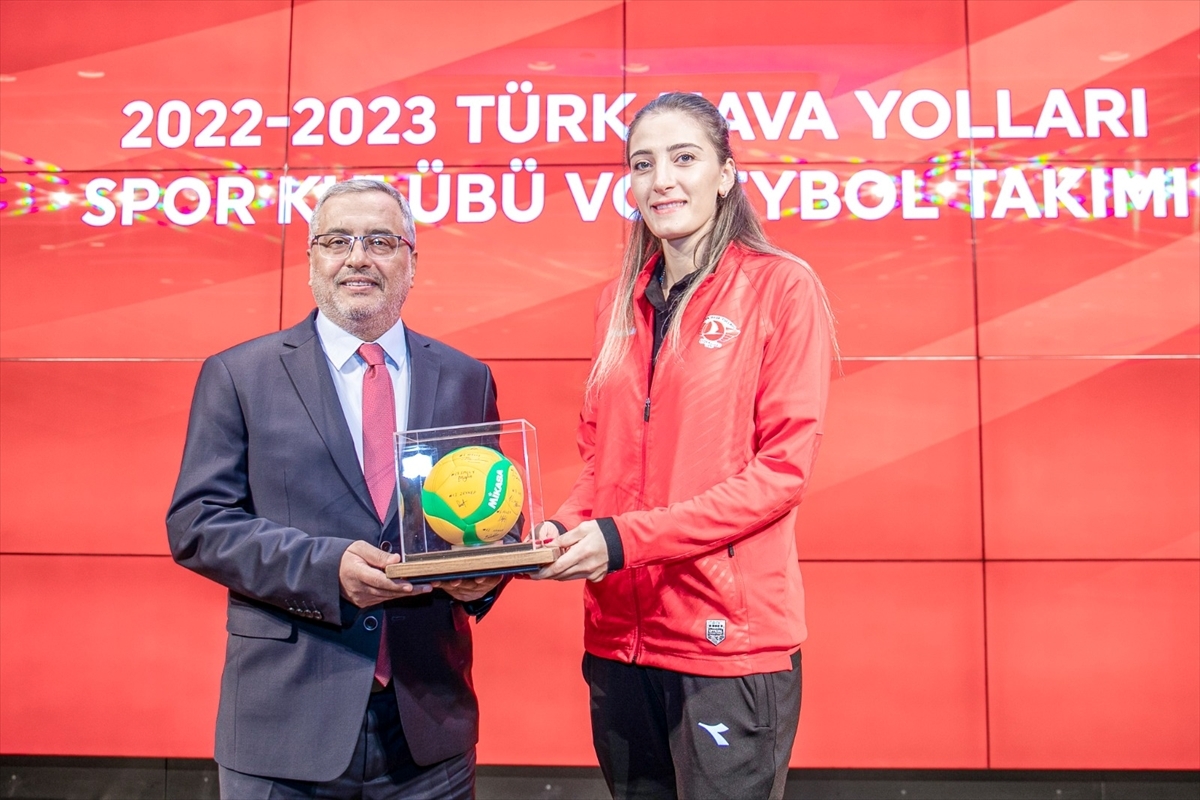 THY Yönetimi Ve THY Spor Kulübü Yöneticileri İle Oyuncuları Yemekte Bir Araya Geldi