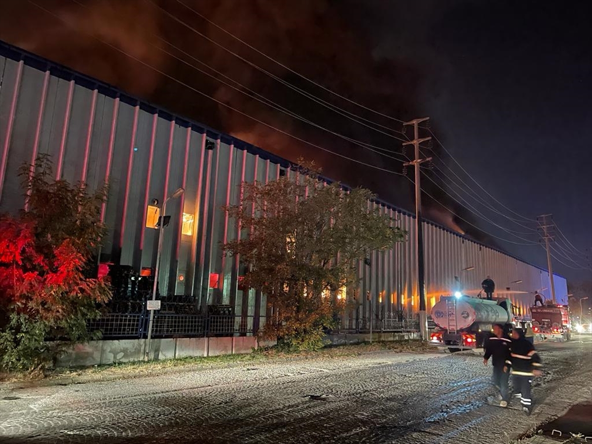 Bursa'da Tekstil Fabrikasında Çıkan Yangına Müdahale Ediliyor