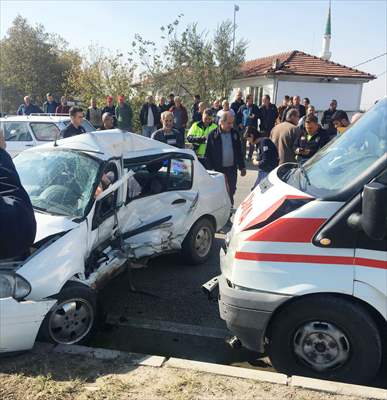 Bursa'da Ambulans İle Çarpışan Otomobilin Sürücüsü Yaralandı, Annesi Öldü