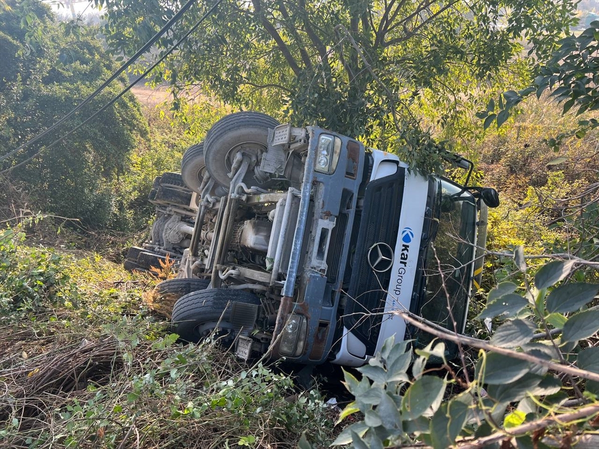 Kocaeli'de Devrilen Beton Mikserinin Sürücüsü Yaralandı