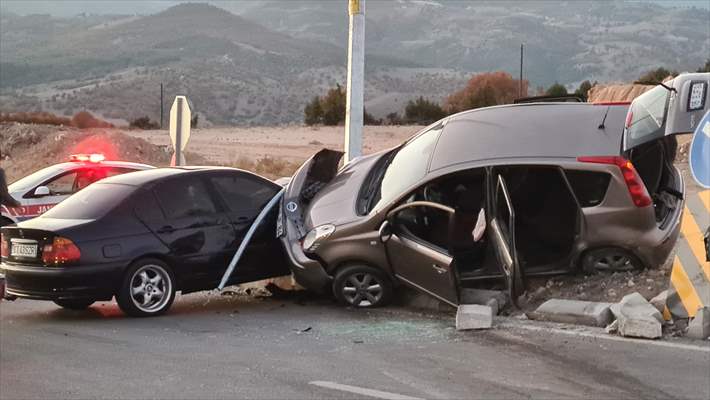 Kütahya'da İki Otomobilin Çarpışması Sonucu 1 Kişi Öldü, 4 Kişi Yaralandı
