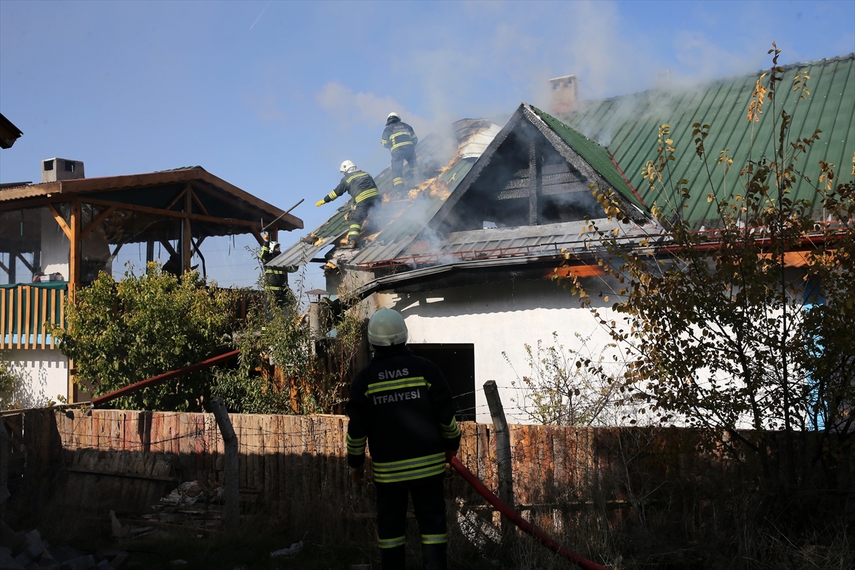Sivas'ta Kafeteryanın Çatısında Çıkan Yangın Hasara Yol Açtı 