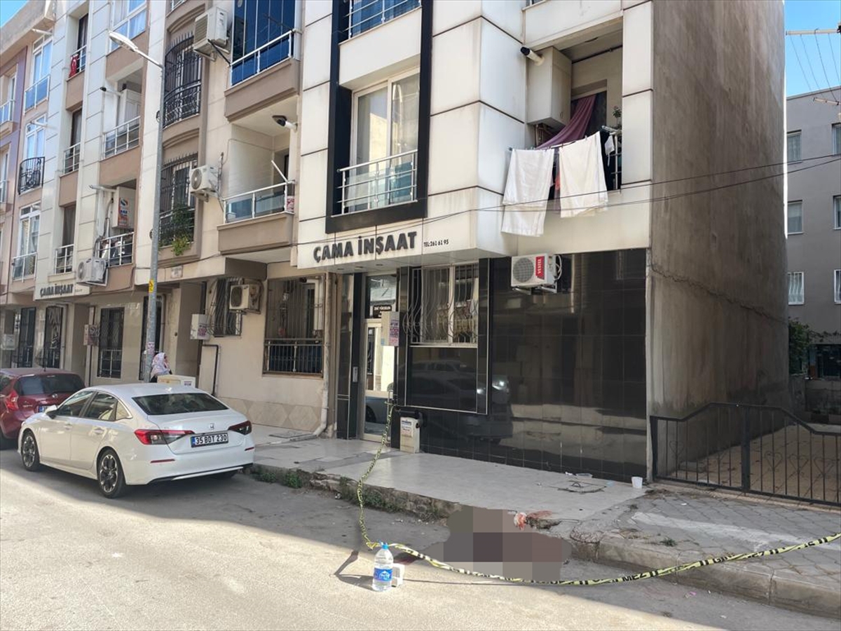 İzmir'deki Depremde Balkondan Atlayan Gencin Tedavisi Sürüyor