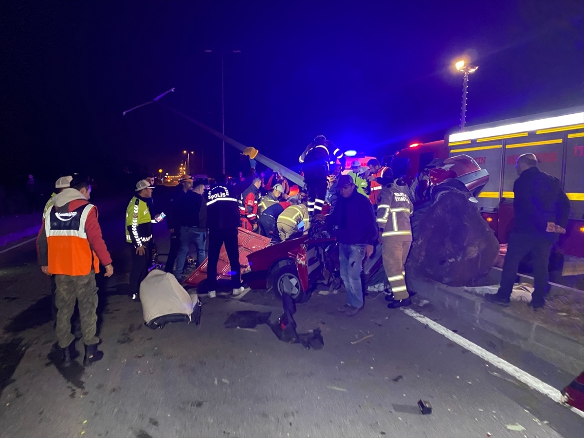 Bartın'da Otomobilin Direğe Çarpması Sonucu 15 Yaşındaki Sürücü Öldü, 3 Arkadaşı  Yaralandı