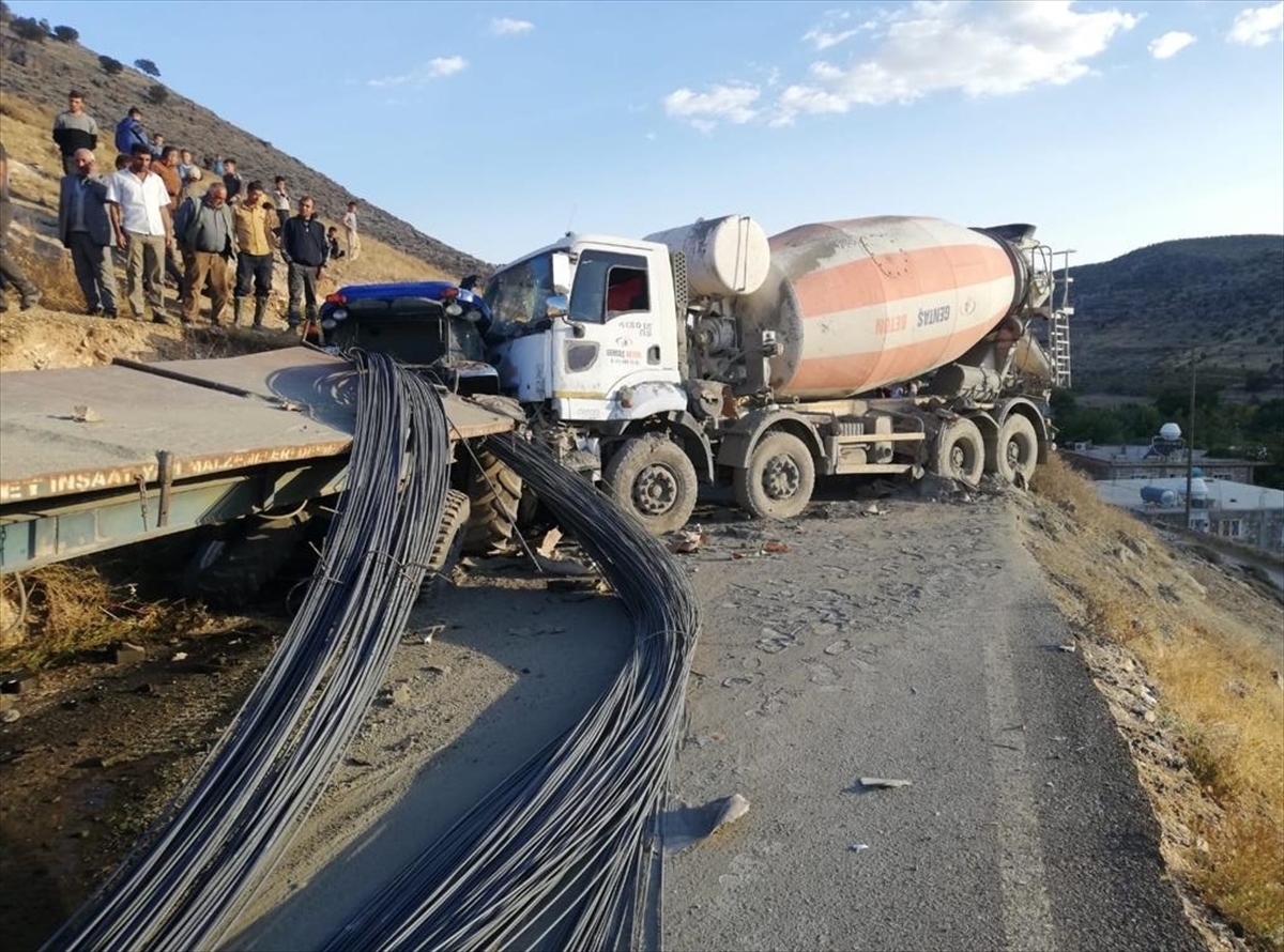 Mardin'de Beton Mikseriyle Traktörün Çarpıştığı Kazada 2'si Ağır 3 Kişi Yaralandı